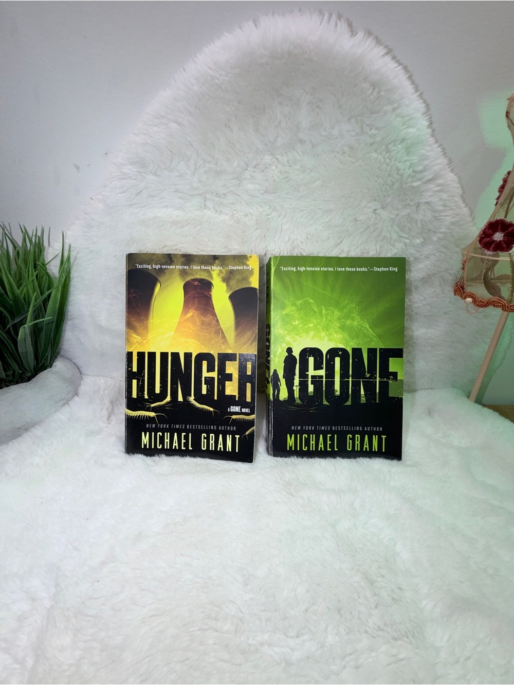 "Hunger" & "Gone" Paperback Book Set - Green/Yellow Covers by Michael Grant 📚